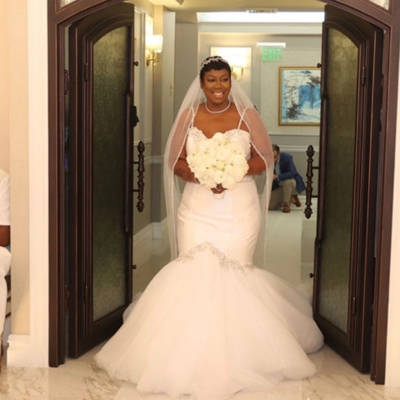 Pantora Jaleesa Elegant White Wedding Dress with Train Pre Owned - Picture 2 of 6